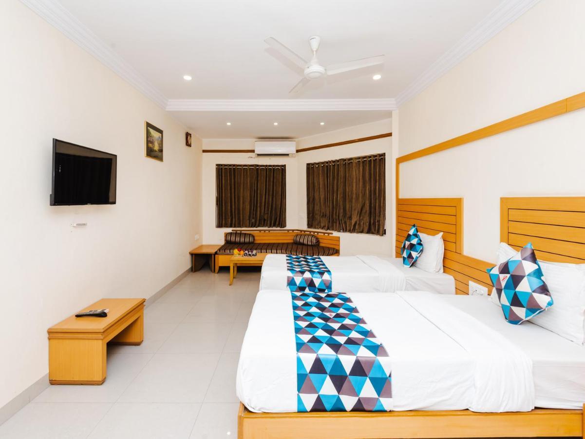 Hotel Galaxy Opp Surat Railway Station Exterior foto