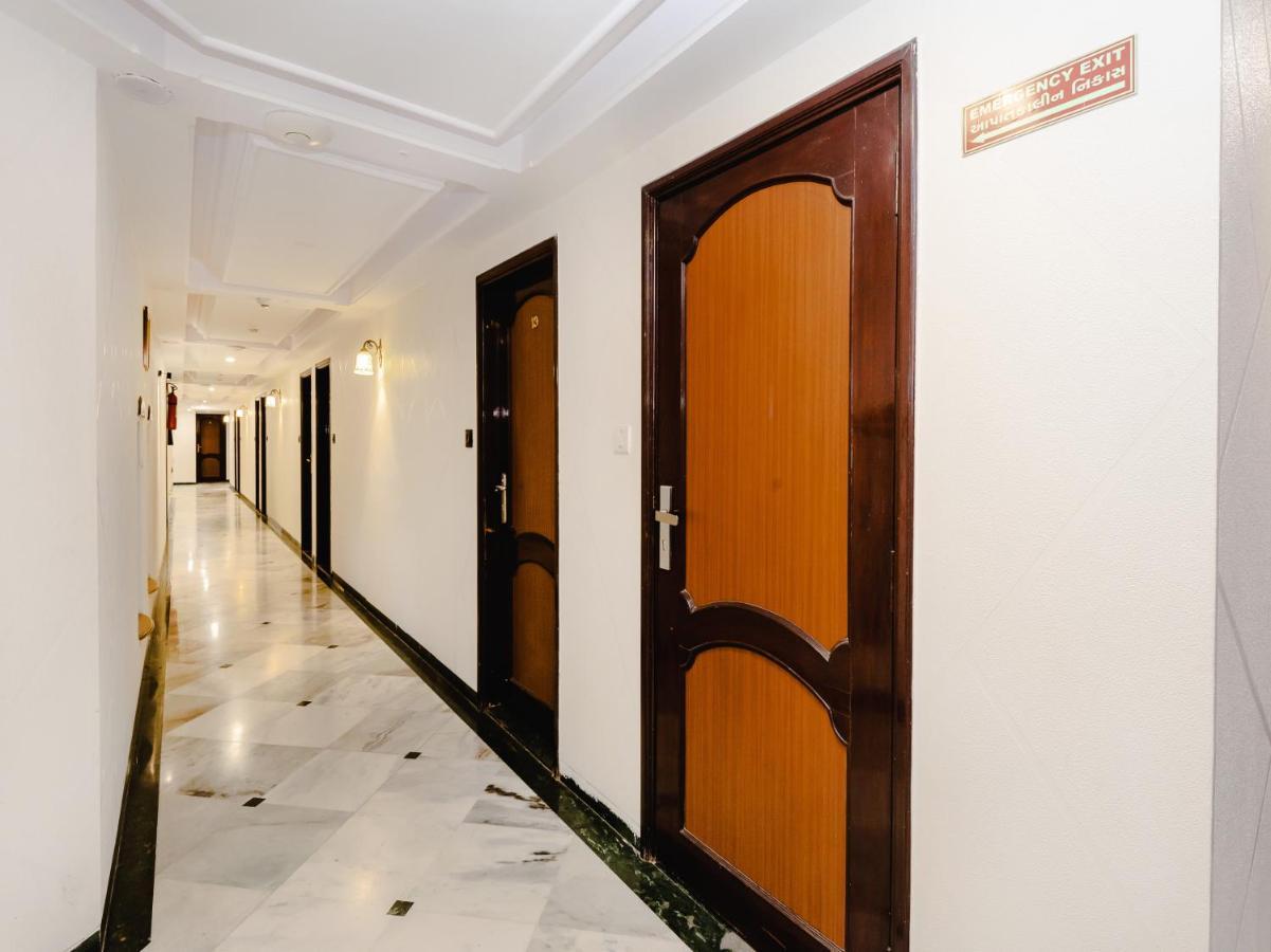 Hotel Galaxy Opp Surat Railway Station Exterior foto