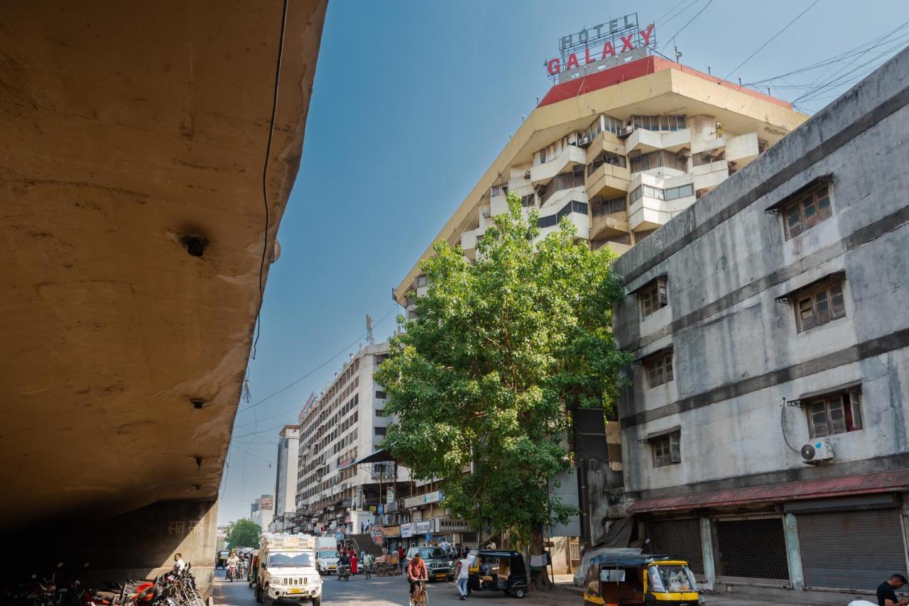 Hotel Galaxy Opp Surat Railway Station Exterior foto