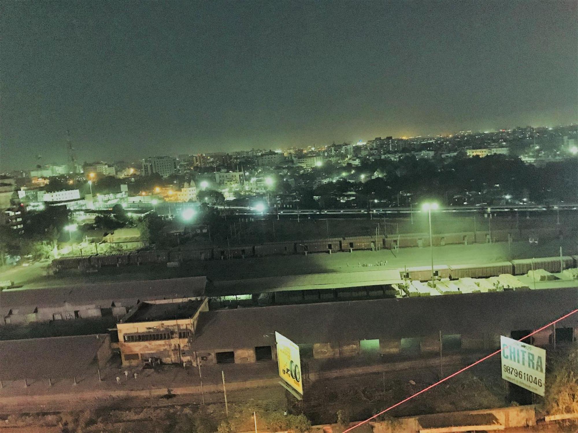 Hotel Galaxy Opp Surat Railway Station Exterior foto